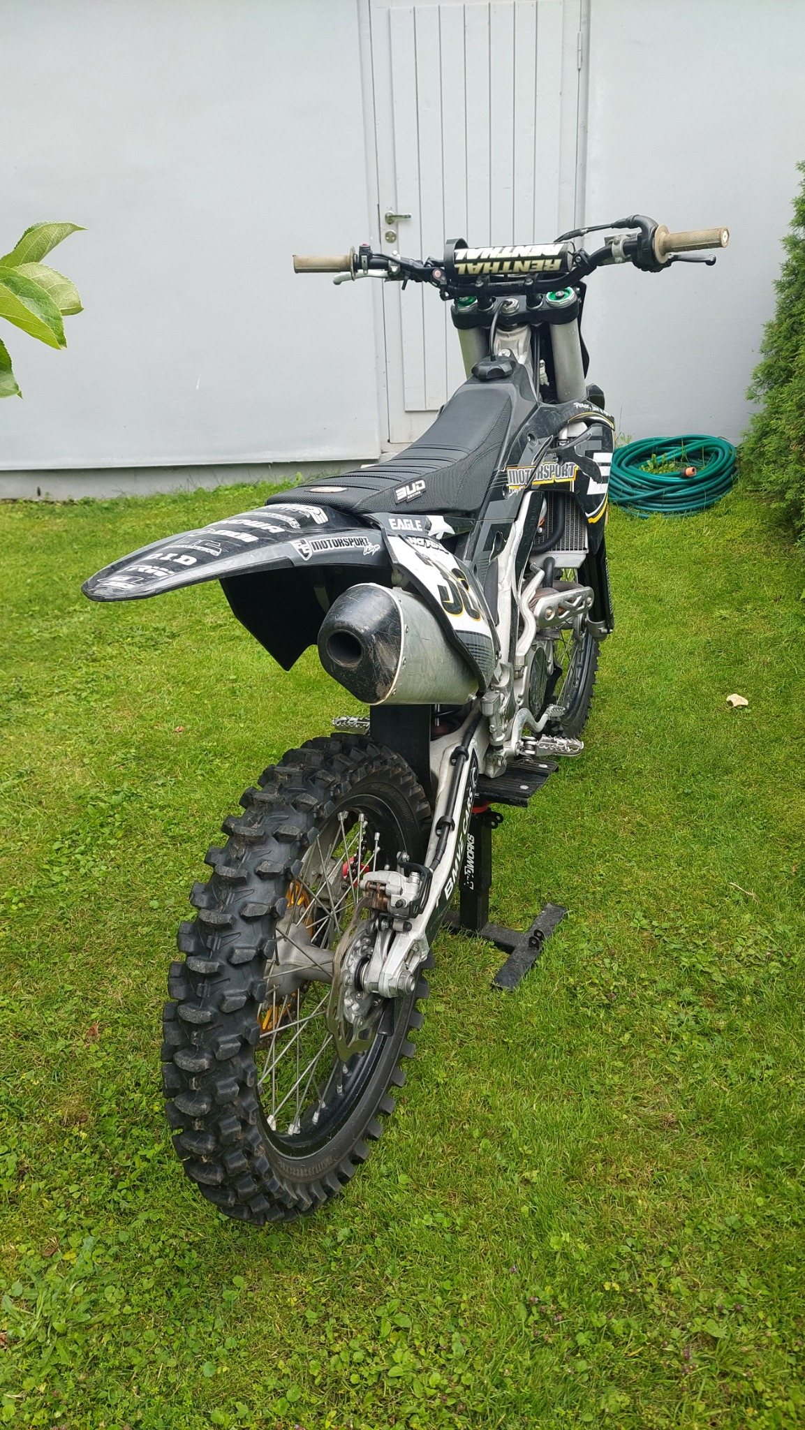 Kawasaki KX250F aizmugure